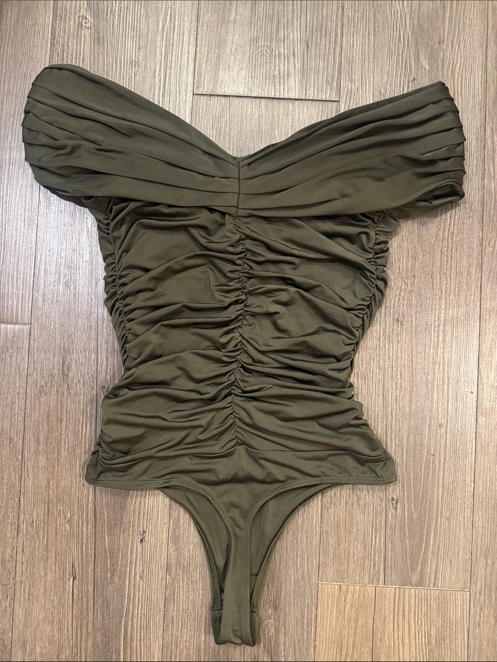 🆕 Express Olive Green Ruched Off-Shoulder Thong Bodysuit. XS. NWT!🔥 - Picture 3 of 4